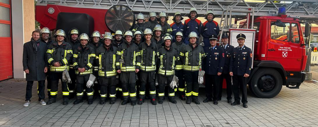 Hier sieht man die Freiwillige Feuerwehr Oettingen mit den drei Schiedsrichtern und Bürgermeister Thomas Heydecker.