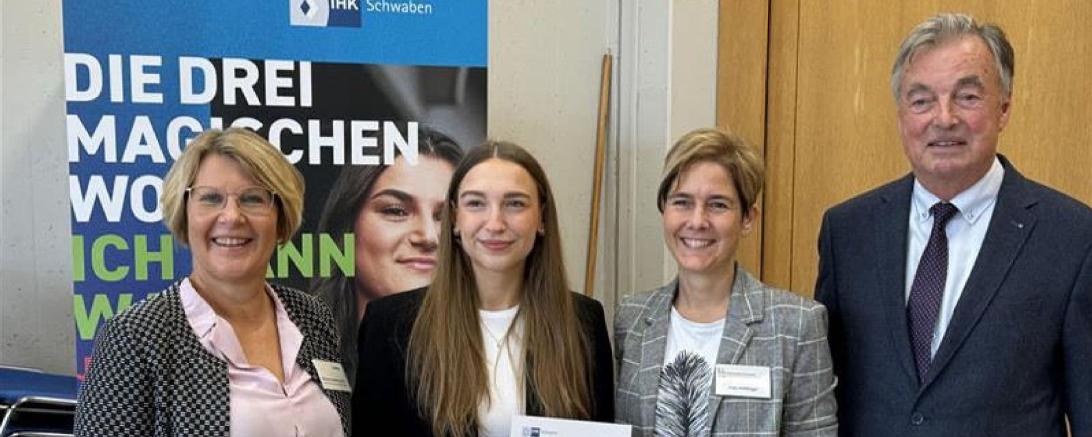 V.l.n.r.: Simone Heidenreich (Leitung Ausbildung & Studium) , Alina Kleinle, Anja Heßling (Schulleitung FOS/BOS) und Franz Leinfelder 
