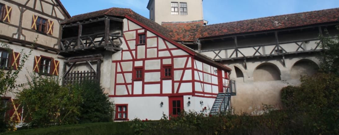 Der Anbau des weißen Turms strahlt nach einem Jahr Bauzeit wieder in alter Pracht.