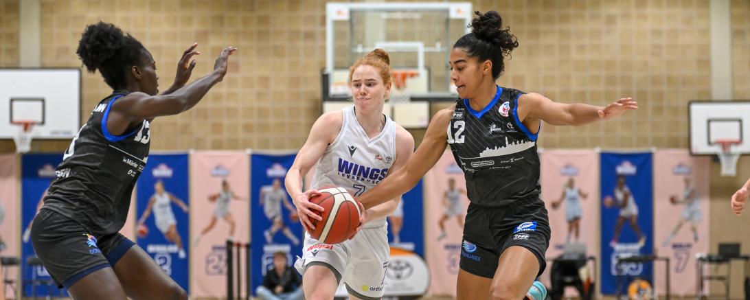 Mariam Haslé-Lagemann (l.) und Jayda Jansen (r.) erfolgreich im Kampf um den Ball mit Lea Wolff (M.).