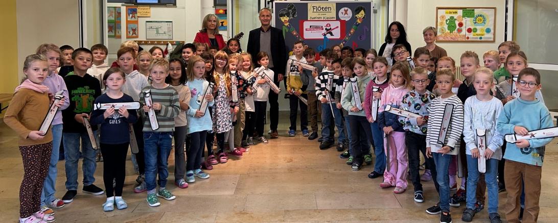 Übergabe der Flöten an die Kinder