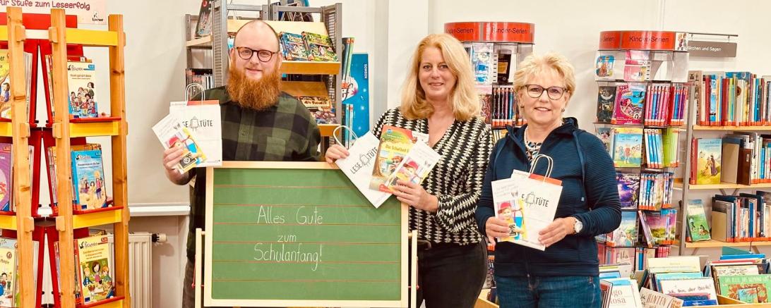 V.l.n.r.: Jonas Reinhard (Stadtbibliothek Donauwörth), Isabel Klauser (Vorsitzende Kiwanis Hilfswerk), Ingeborg Ordemann (Kiwanis Club Donauwörth)