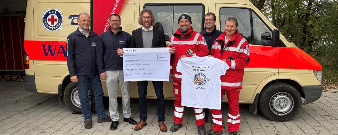 Allianz Generalvertreter Markus Büchele (M.) übergibt Spendenscheck und erhöht die Spende.