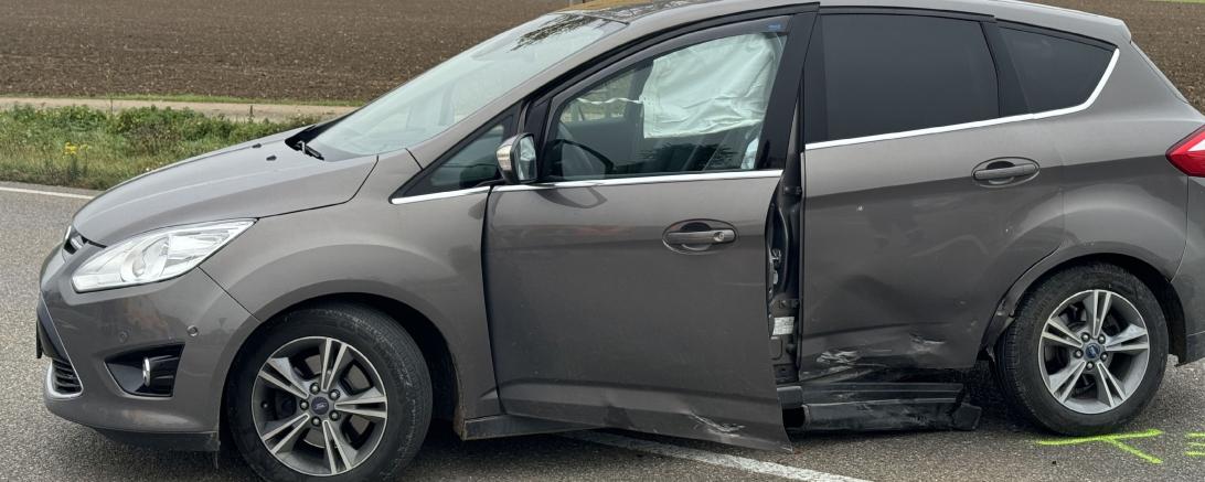 Das Motorrad erwischte den Pkw frontal in der Seite.