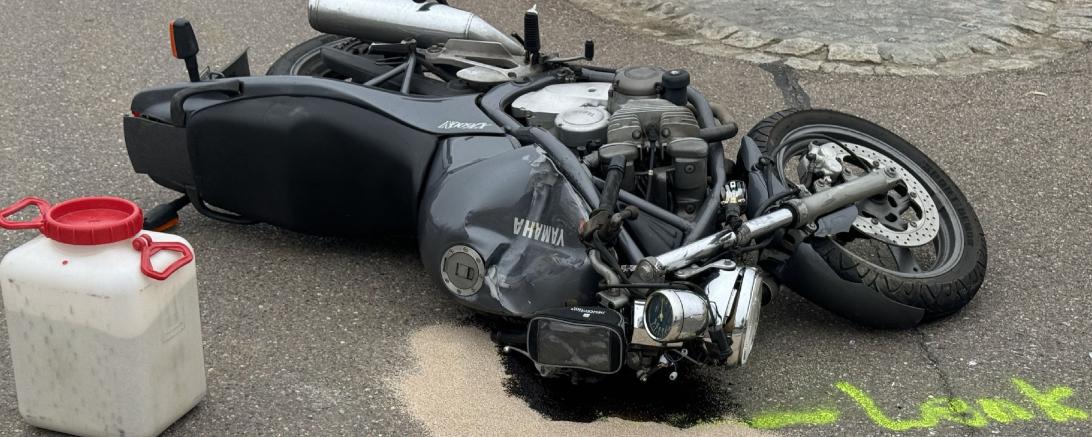 Der Motorradfahrer erlitt bei dem Unfall lebensgefährliche Verletzungen.