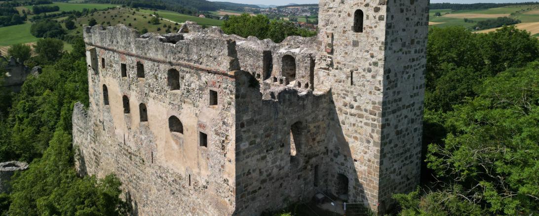 Die Burgruine Niederhaus ragt eindrucksvoll über der Gemeinde Hürnheim.
