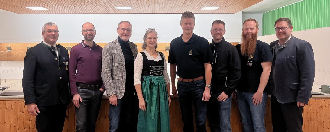 V.l.: Stv. Gauschützenmeister Olaf Schmid, Schatzmeister Heiko Schmidt, 2. Schützenmeister Thomas Strobl, Gauschützenmeisterin Heike Wildfeuer-Fick, 1. Schützenmeister Klaus Säuberlich, Sportwart Peter Nitsche, Schriftführer Michael Baumann, Bürgermeister Michael Bosse.