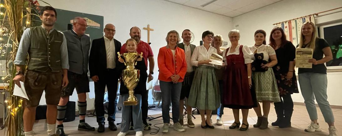 Die glücklichen Gewinner des Bürgerschießens 2024: (von links) Benedikt Gerstner, Michael Förg, Martin Paninka, Maxie Sengfelder, Thomas Zerle, Monika Schmidt, Mathias Uhl, Marianne Lechner, Regina Haupt, Dorothea Uhl, Sandra Aninger, Selina Strickner, Scarlett Finkel.