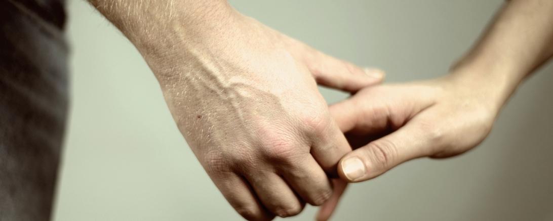 Hände, die sich halten Paar Verliebt