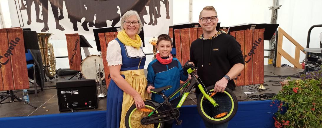 Gewinner des Kinderfahrrads gespendet von Zweirad Uhl, Lucas mit Matthias Stark von der evangelischen Kirchengemeinde und Christiane Kickum, CID    