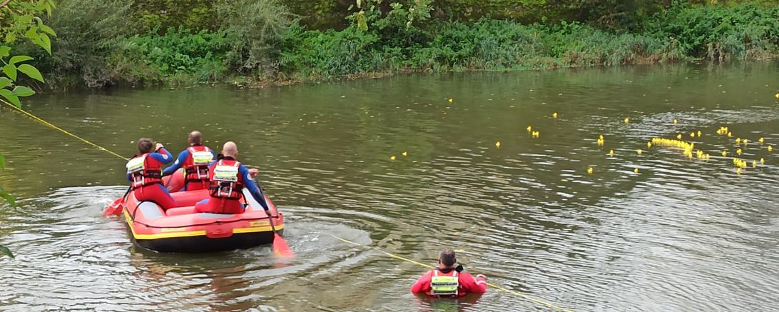 Die Wasserwacht Donauwörth ermittelten die 42 Gewinnerenten und fischten alle anderen aus der Wörnitz