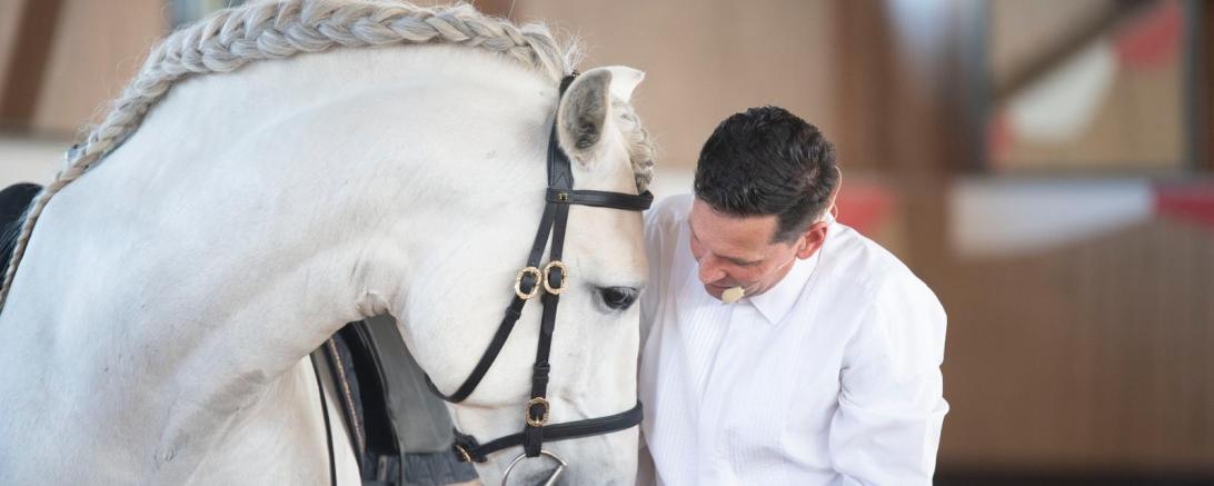 Da Bild zeigt Karlheinz Grundler mit Pferd.