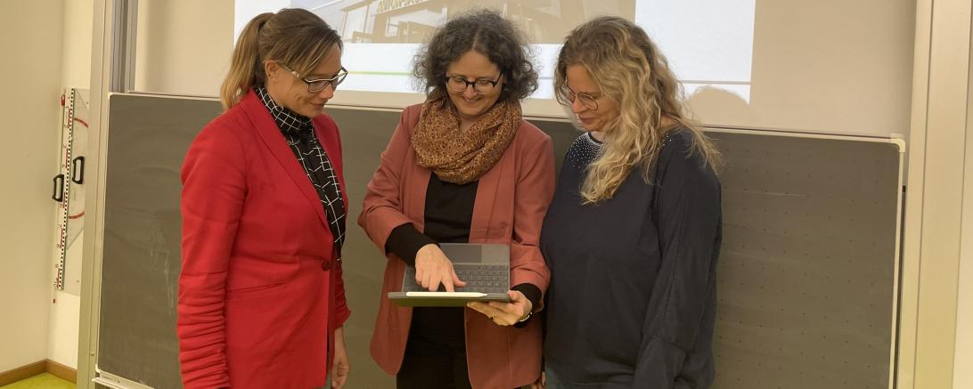 AKS-Kreisvorsitzende Maximiliane Böckh ließ sich bei der Mitgliederversammlung von Alexandra Waschner-Probst, Schulleiterin der Anton-Jaumann-Realschule, und Lehrkraft Veronika Stolz (v.l.n.r.) die Einsatzmöglichkeiten des iPads im Unterricht zeigen.