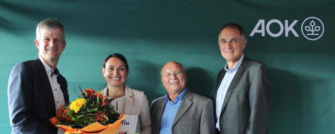 Das Bild zeigt von links: Günther Erdtl (AOK-Regionalleiter), Michaela Kluger (AOK-Direktroin), Bruno Schönherr und Dieter Wiedemann (beide im AOK Beirat)
