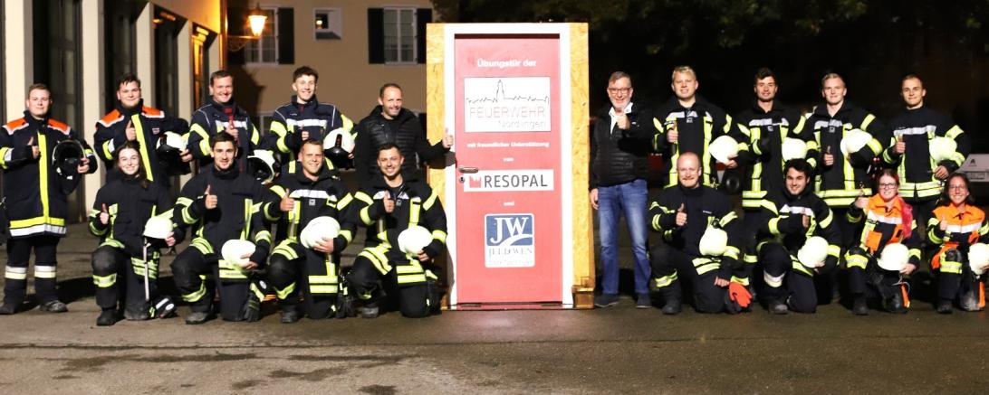 Die Freiwillige Feuerwehr Nördlingen bedankt sich bei EHS Manager Christian Hammling und Werkleiter Wolfgang Oswald von JELD-WEN Oettingen.
