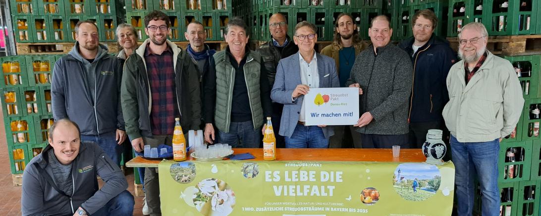 Karl, Tobias und Florian Altmann präsentierten Landrat Stefan Rößle und dem Team des Landschaftspflegeverbandes Donau-Ries die Produktion hochwertiger Säfte aus heimischem Obst.