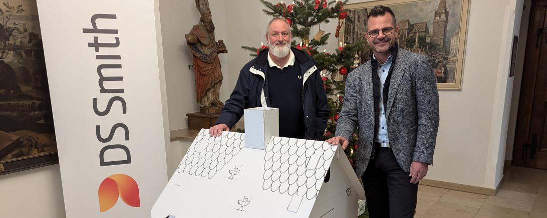 Gunther Bader (l./Sheet Plant Manager DS Smith Packaging Donauwörth) und Oberbürgermeister Jürgen Sorré.