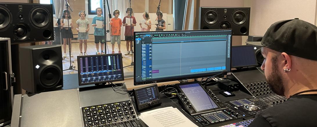 Aufnahme mit Schulkindern im Tonstudio DONAUTON