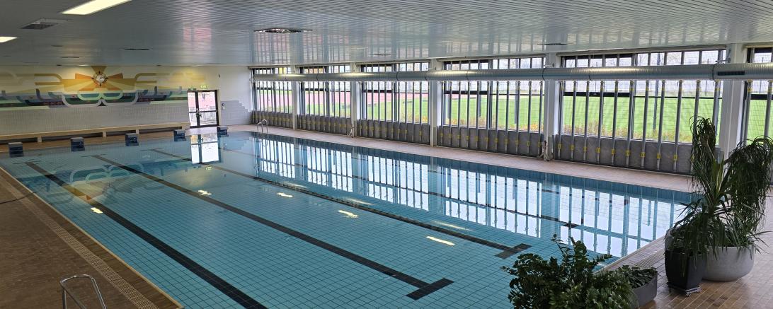 Das Hallenbad in Asbach-Bäumenheim hat nach einer Sanierung im Herbst 2024 wieder geöffnet. In den kommenden Jahren wird das Hallenbad jedoch durch einen Neubau ersetzt. 