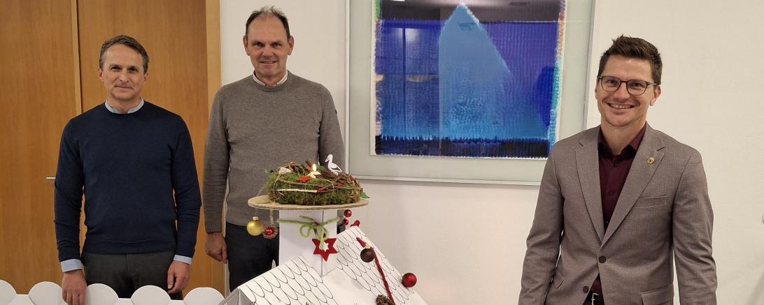 Volker Pukrop (Site Manager Werk Nördlingen) und Michael Lamprecht (Cluster Director South) von DS Smith präsentieren gemeinsam mit Oberbürgermeister David Wittner die Kinderspielhäuser aus Wellpappe.