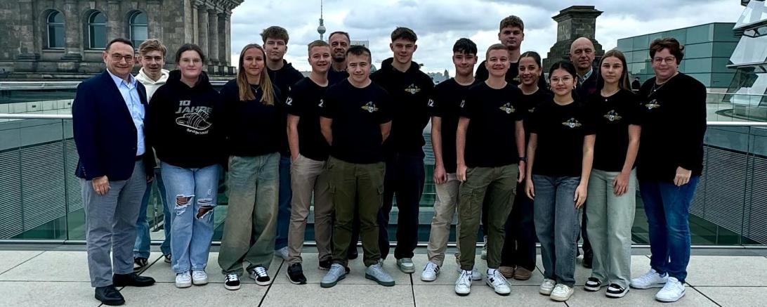 Mehrere Mitglieder der Jugendfeuerwehren im Landkreis Donau-Ries statten Ulrich Lange einen Besuch in Berlin ab.