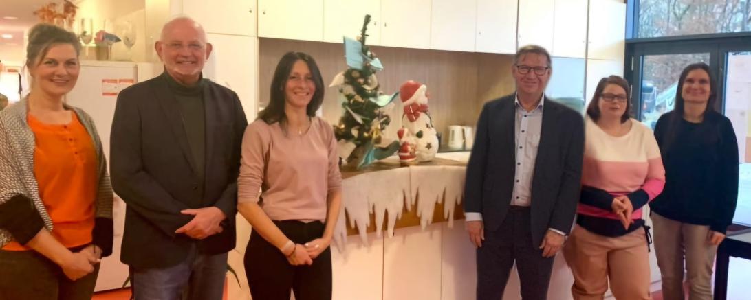 Das Bild zeigt: Kristina Wnuk (Mehrgenerationenhaus), Michaela Kaag (Mehrgenerationenhaus), Landrat Stefan Rößle, Milena Ernst (Re-Box) und Christine Brönner (Gründerin Re-Box).