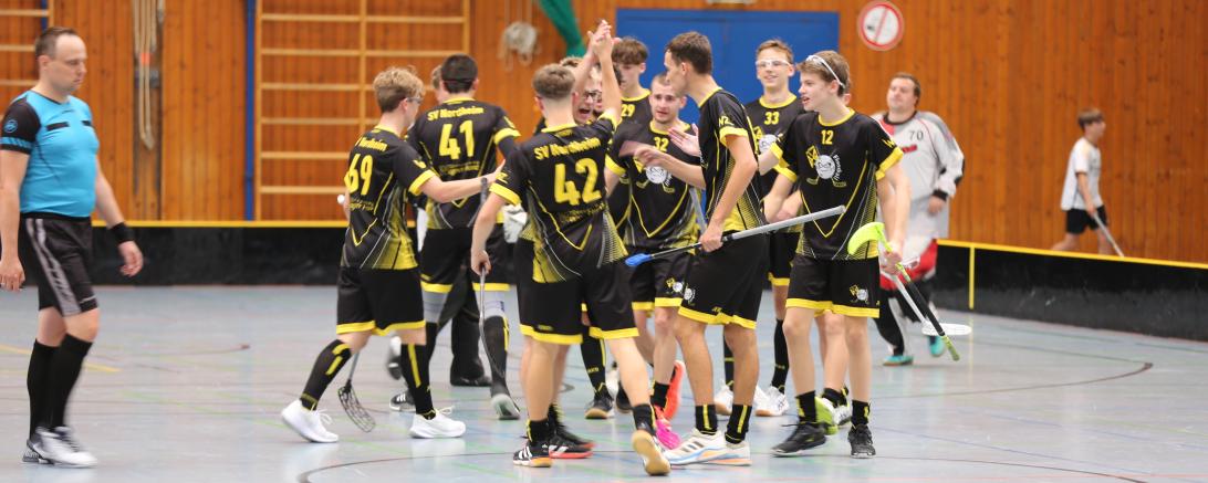 Die Floorballer der SV Nordheim jubeln nach dem hart umkämpften Sieg.