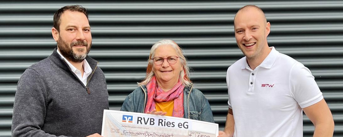 V.l.n.r.: Thomas Feldmeier (STW), Maja Pauer (Projekt Frauenhaus – Hilfe bei Gewalt an Frauen und Kindern e. V.), Paul Slavik (STW)