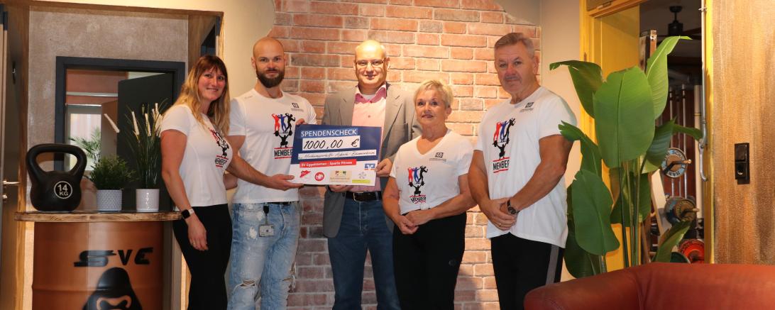 Die Fitnesssparte des SV Eggelstetten überreicht den Spendenscheck für die Flutopfer in Hamlar.