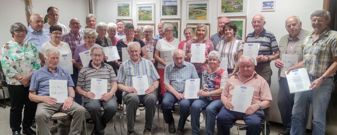 Die geehrten Gründungsmitglieder mit Thomas Rieger (4.R., 1.v.l.) und Josef Mayinger, (re.).