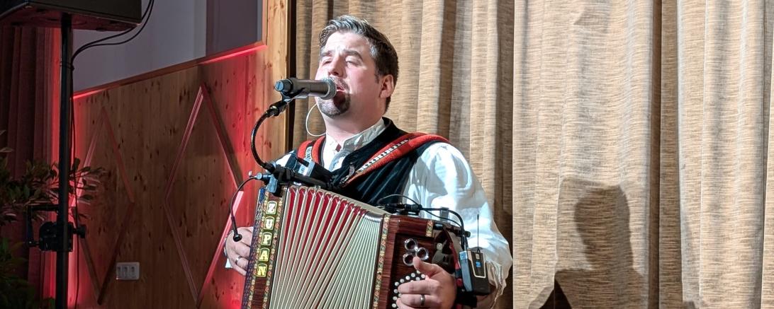 Moderator Manuel Stefan