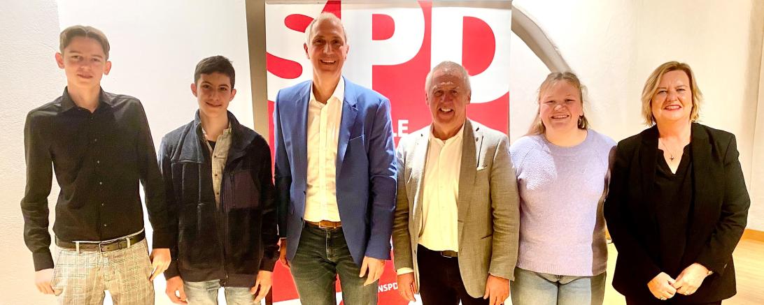 Eva Högl mit SPD Aufsteller