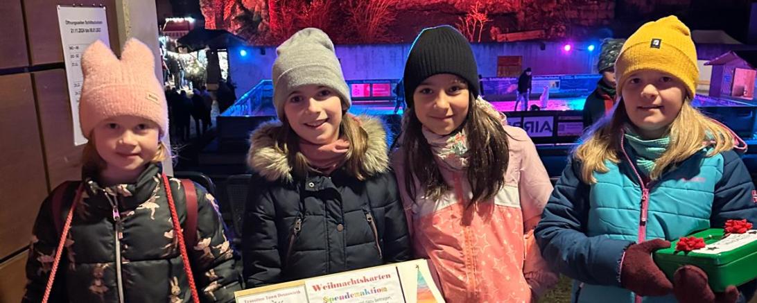 Die Viertklässler präsentieren stolz ihre Weihnachtskartenatkion.