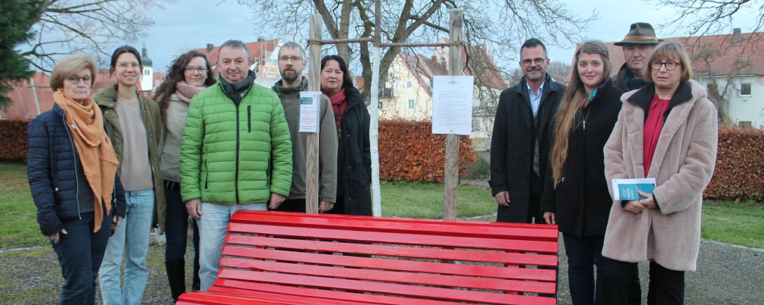 Am internationalen Tag gegen die Gewalt an Frauen weihte Oberbürgermeister Jürgen Sorrè (4. v. re.) gemeinsam mit Mitgliedern des Stadtrates, der stellvertretenden Landrätin Ursula Kneißl-Eder (li.) und Theresa Lechner, Fachbereichsleiterin des städtischen Sozialbüros (3. v. re.) die rote Bank am Donauspitz ein. 