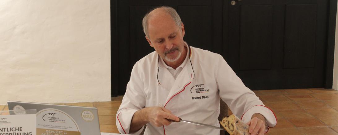 Manfred Stiefel nimmt die Stollen beim Test genau unter die Lupe.