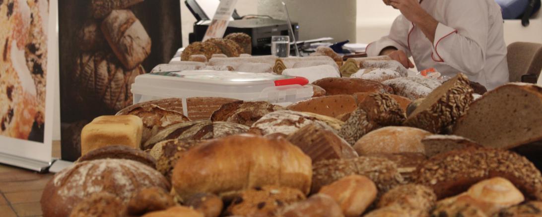 Neben Stollen prüfte Manfred Stiefel auch zahlreiche Brot- und Semmelsorten.