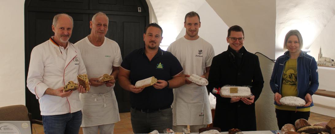 Brot- und Stollenprüfung im Gewölbekeller des Nördlinger Rathauses
