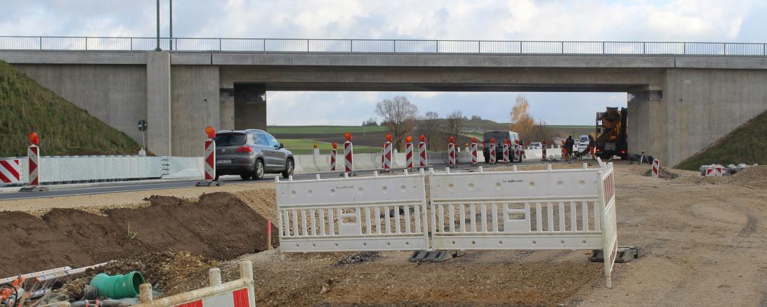Der Bahnbrücke Wörnitzstein wurde erneuert und auf 27 Meter Breite ausgebaut.