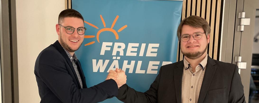 Michael Dinkelmeier (l./Wemding) übernimmt Amt des Kreisvorsitzenden der Freie Wähler Donau-Ries von Florian Riehl.