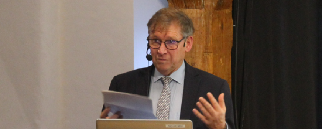 Landrat Stefan Rößle spricht bei den 18. Schmerztagen in Nördlingen.