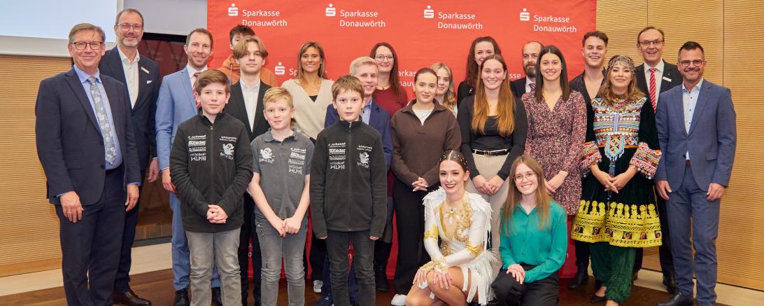 Unser Bild zeigt in der hintersten Reihe von links Vorstandsmitglied Michael Scholz, Hendrik Faber, Alexandra Faber, Simone Heiß, Lea Polaschek, Miriam Schmauser, Denny Schwab, Jonas Müller und Vorstandsvorsitzenden Johann Natzer. In der Mitte von links Landrat Stefan Rößle, Bürgermeister Thomas Heydecker, Lorenz Burger, Elias Graminger, Vanessa Gail, Sophia Wirth, Jana Templer, Shiba Kamran und Oberbürger-meister Jürgen Sorré. Vorne von links Jonas Prexler, Bela Rist, Hynek Sedlacek, Selina Schiffelholz un