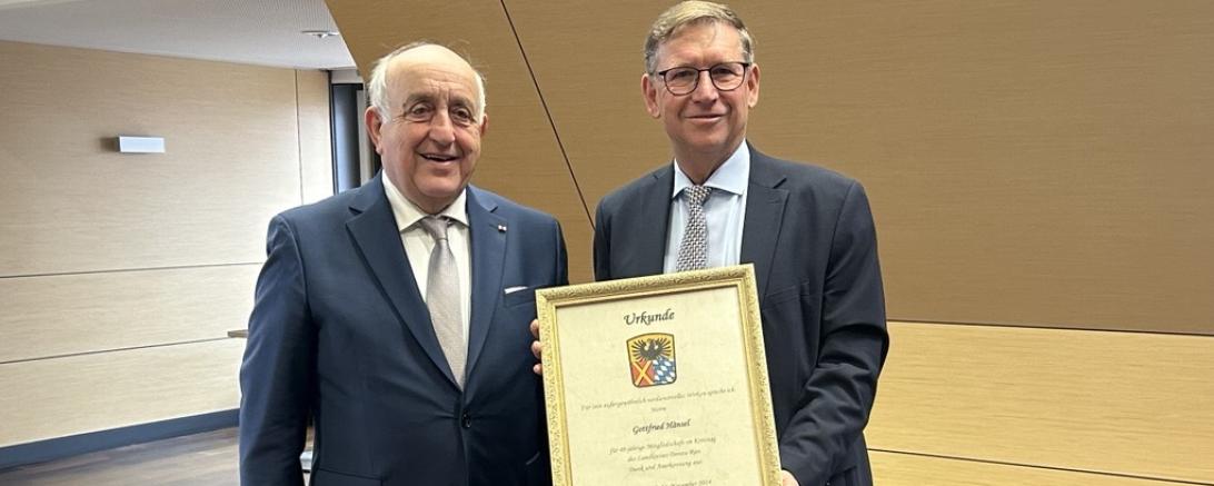 Das Bild zeigt: Gottfried Hänsel und Landrat Stefan Rößle.