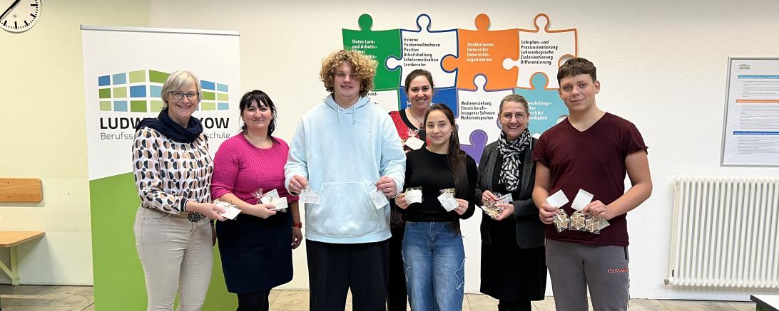 V.l.: Christiane Kickum (Fachbereichsleiterin Kultur und Stadtmarketing Donauwörth), Marina Timler (verantwortliche Lehrkraft), Artem Perepolkin (Schüler), Nadine Bach (kommissarische Abteilungsleiterin Berufsvorbereitung), Khana Musenko, (Schülerin), Anja Behnke (Schulleiterin), Artem Shevedenko (Schüler).