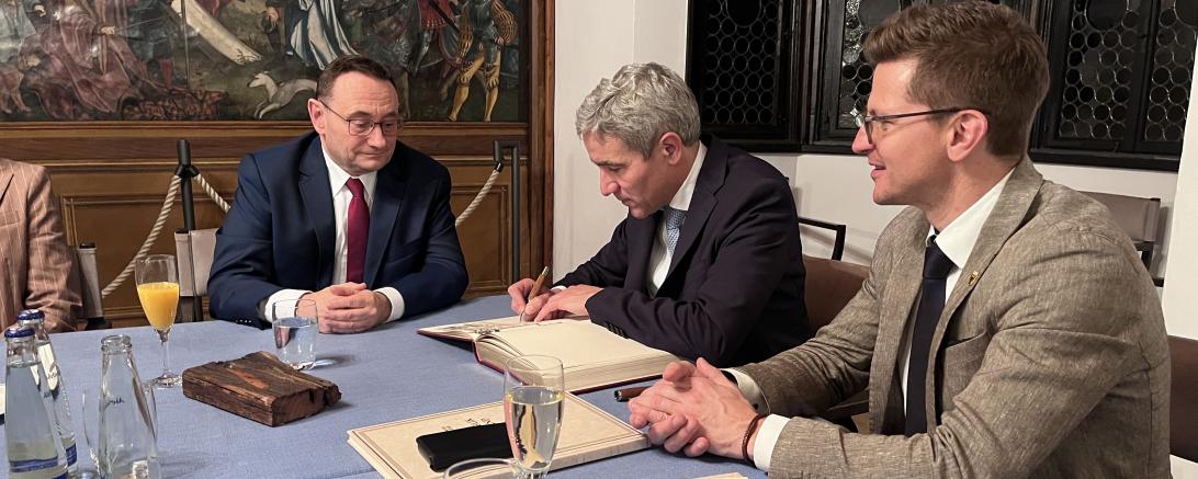 Eintrag ins Goldene Buch 