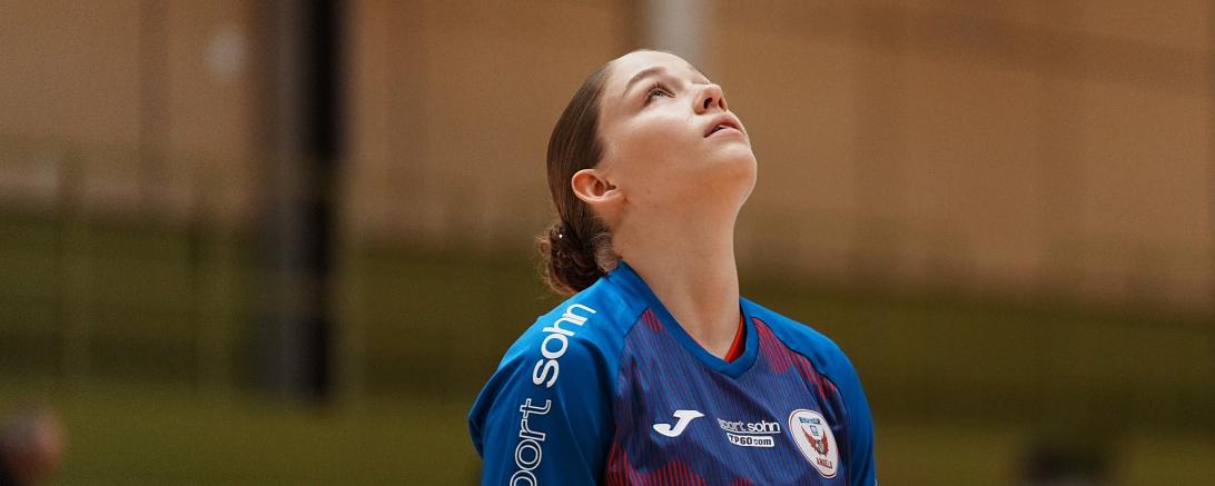 Fast scheint es so, als hofft Nördlingens Zweitjüngste, Jana Koch, auf himmlischen Beistand. Doch zuerst müssen die Eigner Angels sich gegen Pokalsieger Hannover selbst helfen. Das können sie mit einer wesentlich couragierten Leistung als zuletzt gegen Osnabrück. 