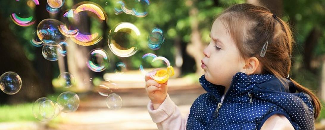 Kind Seifenblasen
