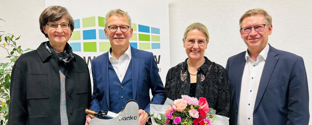 Auf dem Bild zu sehen (von links): Susanne Reif, Leiterin des Bereichs Schulen der Regierung von Schwaben, Oberstudiendirektor a.d. Gerhard Kilian, Oberstudiendirektorin Anja Behnke und Landrat Stefan Rößle. 