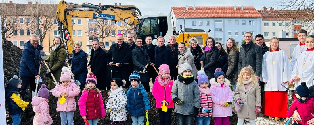 Am Sonntag, 24. November fand in Nördlingen der Spatenstich für den Ersastzneubau des Kindergartens St. Josef statt. Mit dabei Weihbischof Florian Wörner (6. v. links). 