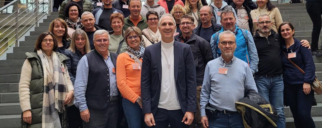 MdB Christoph Schmid (M.) lud die Mondspritzer nach Berlin ein.