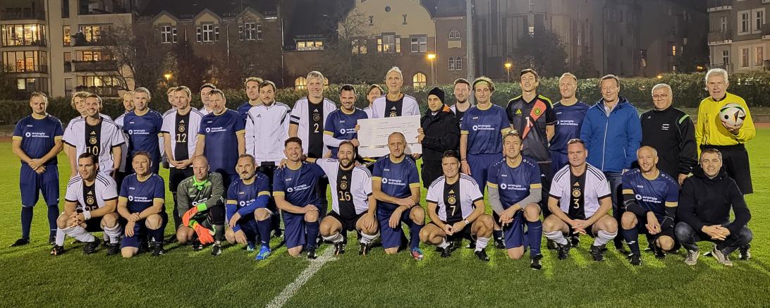 Donauwörther Mondspritzer in blauen Trikots, der FC Bundestag in weißen Trikots.